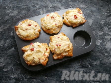 Отправить эту красоту в разогретую до 180 градусов духовку на 20-25 минут.
