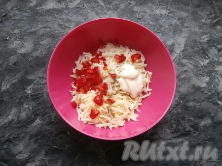 К сыру добавить чёрный молотый перец, майонез и, по желанию, очищенный от семян и мелко нарезанный болгарский перец.
