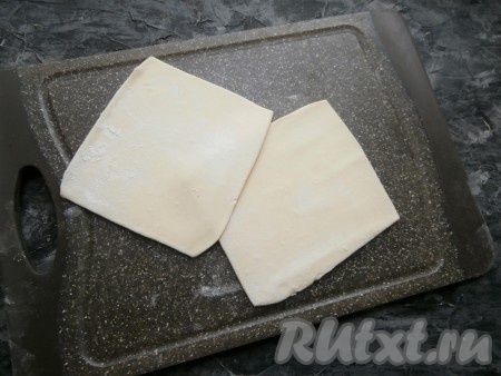 Нарезать тесто на квадраты размером 10 см х 10 см. Каждый квадрат на поверхности, присыпанной мукой, немного раскатать, чтобы квадраты стали тоньше.
