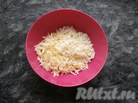 Брынзу и твёрдый сыр натереть на крупной тёрке.
