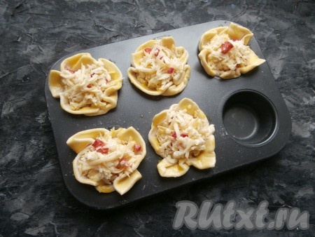 Края корзиночек смазать взбитым желтком.
