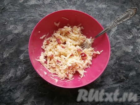 Сырную начинку для корзиночек из слоёного теста перемешать и, если нужно, посолить по вкусу.