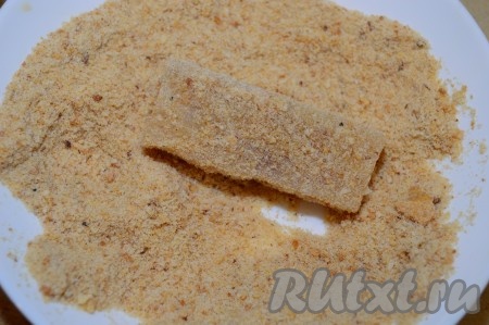 Затем кусочки рыбного филе, покрытые яичной массой, обвалять со всех сторон в панировочных сухарях.
