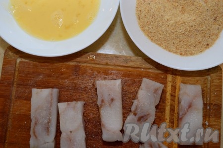 Во вторую достаточно глубокую тарелку насыпать панировочные сухари.
