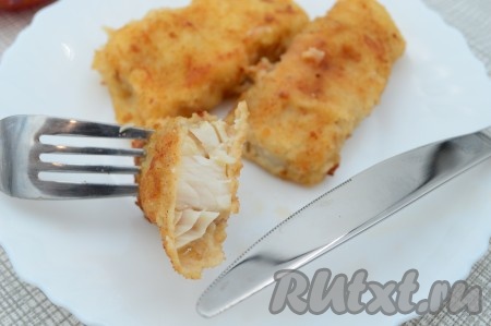 Посмотрите, какой сочный и аппетитный кусочек филе в разрезе. Пожарьте минтая в панировке на сковороде по этому рецепту и насладитесь вкусом этого нежнешего блюда!