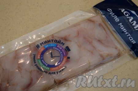 Я купила в магазине замороженное филе минтая, оно уже полностью готово к приготовлению, его только остаётся разморозить. Филе здесь идёт в прессованном виде. Можно разделать минтая на филе и в домашних условиях, разморозив, а потом удалив хребет, косточки и плавники.
