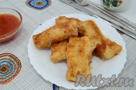 Готовое рыбное филе выложить на бумажное полотенце, чтобы убрать остатки масла, а затем в горячем виде подать к столу.
