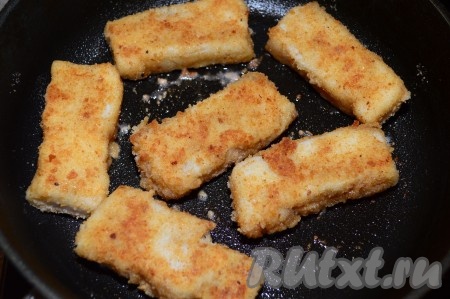 Жарить филе с двух сторон до румяной корочки на среднем огне (примерно, по 2-3 минуты с каждой стороны). Затем можно уменьшить огонь до минимального, накрыть сковороду крышкой и потомить рыбку ещё 1-2 минутки.
