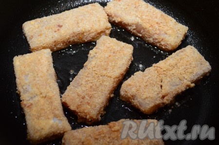 Разогреть сковороду, влить в неё достаточное количество растительного масла и выложить кусочки филе в панировке.
