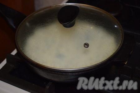 Делаем огонь самым минимальным, накрываем сковороду крышкой и томим омлет на медленном огне, примерно, 8-10 минут.
