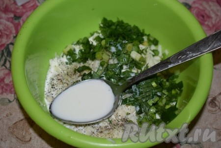 Вливаем в миску сливки (или молоко), солим и перчим по вкусу.