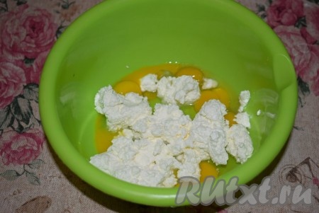 Добавим к яйцам творог.
