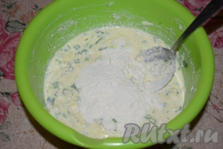 Аккуратно перемешиваем все ингредиенты между собой при помощи ложки до получения кашицы и добавляем муку, перемешиваем и наша омлетная смесь готова к жарке.
