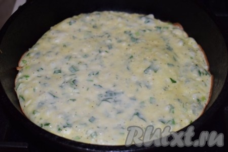 Когда омлет перестанет быль глянцевым, хорошо схватится и приобретёт матовый вид, выключаем огонь.