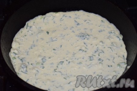 Берём сковороду (оптимальный диаметр сковороды для приготовления омлета с творогом и сыром 22 см - в такой сковороде омлет не будет тонким, а получится пышным и сочным), наливаем на дно совсем немного растительного масла и как только масло разогреется, выливаем омлетную смесь, равномерно распределяя её по всей поверхности сковороды.
