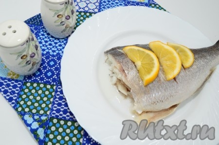 Мясо у этой рыбки белое, очень сочное, практически без костей. Поверьте, дораду, приготовленную по этому простейшему рецепту, с удовольствием едят даже те, кто не очень любят рыбные блюда!
