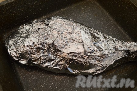 Аккуратно заверните дораду со всех сторон в фольгу. Форму для запекания с дорадой, завёрнутой в фольгу, отправьте в разогретую до 180-190 градусов духовку на 30-35 минут.
