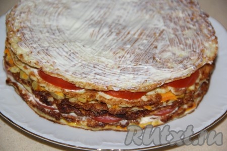 Перед подачей достать торт из холодильника и слегка смазать верхний корж майонезом. 