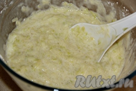 Кабачковая масса получится не очень густой.&nbsp;
