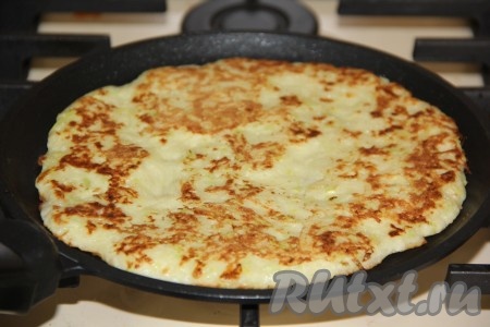 Жарить кабачковый корж на среднем огне с двух сторон до золотистого цвета, затем переложить готовый корж на тарелку и дать остыть. Аналогично пожарить и остудить все коржи (у меня получилось 6 кабачковых коржей).
