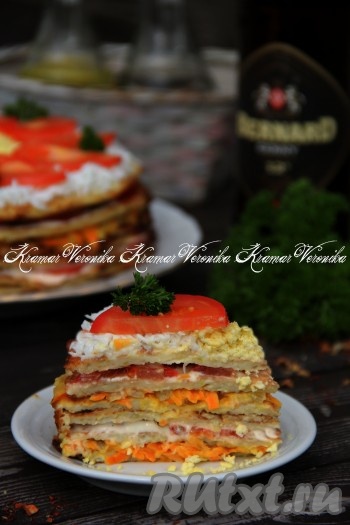 Посмотрите, каким красивым получился кабачковый торт, приготовленный с помидорами, сыром, морковью и луком! Такой нежный, вкусный, аппетитный закусочный тортик несомненно понравится и вам, и вашим близким!
