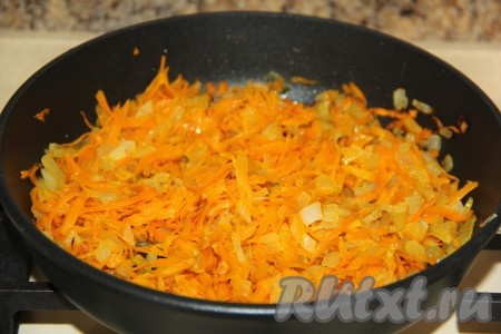 Обжарить овощи в течение 10 минут (до мягкости), помешивая, чтобы они не пригорели. Снять сковороду с огня и остудить овощи.
