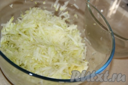 Для приготовления торта лучше взять молодой кабачок с нежной шкуркой и мелкими семечками. Если же шкурка жестковата, её лучше срезать. Натереть кабачок на крупной тёрке (для приготовления торта потребуется 600 грамм натёртого кабачка).
