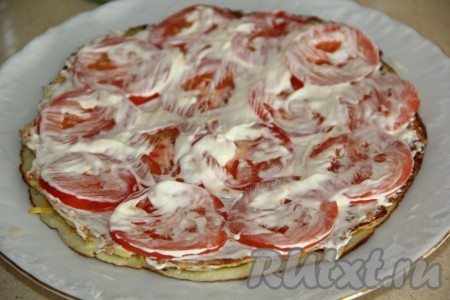 Кружочки помидора смазать майонезом.
