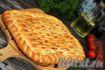 Пирог с курицей и сыром из дрожжевого теста в духовке