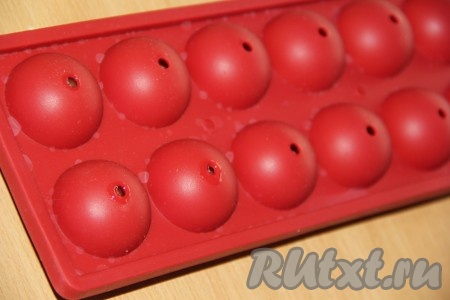 Закрыть форму с тестом второй половиной силиконовой формы.
