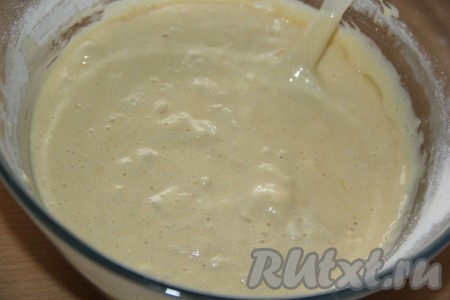 Перемешать тесто лопаткой до однородного состояния. Тесто будет очень воздушным, не густым.
