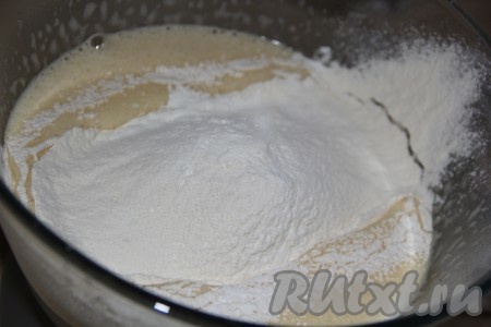 Затем добавить муку, соль и разрыхлитель.