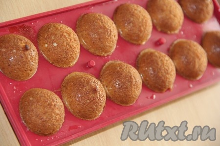 Поставить форму в разогретую духовку и выпекать при температуре 180 градусов, примерно, 15 минут. Готовность проверить сухой зубочисткой, прокалывая тесто через отверстие сверху (если зубочистка осталась сухой, значит пора доставать форму из духовки).
