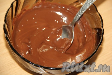 У меня получилось 36 кейк-попсов. Для украшения пирожных нужно растопить шоколад на водяной бане.
