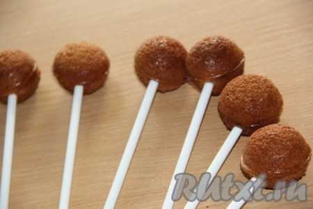 К форме прилагаются палочки. Достать форму из духовки, дать немного остыть, достать шарики из формы, после остывания вставить в них палочки. Получатся пирожные на палочки - кейк-попсы, осталось их только украсить.
