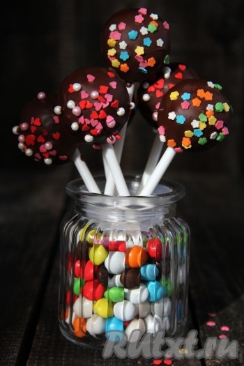 Кейк-попсы, испечённые&nbsp; в силиконовой форме, получаются идеально круглыми, яркими и красивыми, а ещё они очень вкусные!
