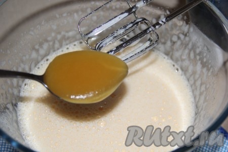 В получившуюся смесь добавить мёд и взбить ещё в течение 1 минуты.
