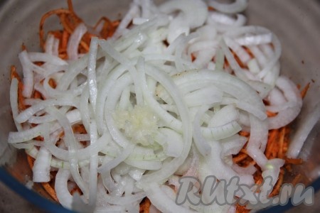 По прошествии 15 минут морковка пропитается специями, добавить к ней лук и перемешать.
