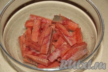 Снять шкурку с рыбы, срезать филе, отделяя мясо от хребта и костей (из хребта и хвостика можно сварить уху). Нарезать получившееся филе горбуши на брусочки.