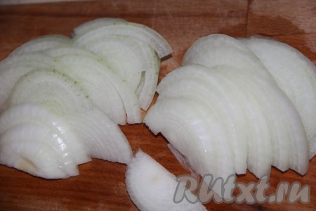 Перемешать морковь со специями и оставить на 15 минут. Лук нарезать полукольцами.
