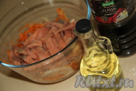 Горбушу, замаринованную в уксусе, откинуть на дуршлаг. Когда уксус стечёт, выложить горбушу к луку с морковью.
