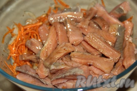 К горбуше с овощами влить соевый соус и масло, тщательно перемешать, накрыть крышкой и поставить хе в холодильник на сутки. В течение суток желательно блюдо несколько раз перемешать.