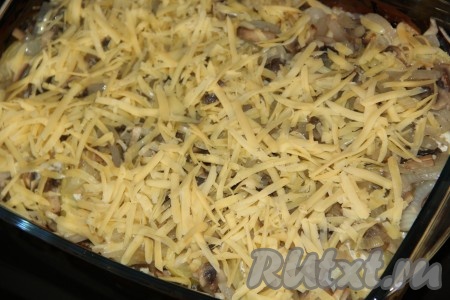 Посыпать сверху тёртым сыром, снова отправить в духовку и запекать при той же температуре ещё 25 минут.
