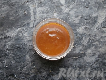 Дать карамели немного остыть, после чего добавить кусочек сливочного масла, перемешивать до расплавления масла. Карамель перелить в стеклянную баночку, дать ей остыть.
