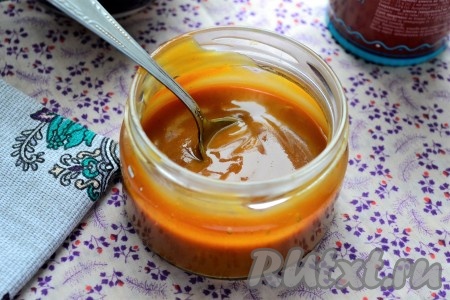 Очень вкусная карамель, приготовленная на сметане, станет отличным дополнением к различным десертам и выпечке.
