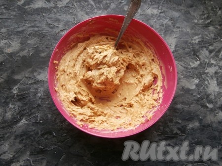 Крем будет густеть и станет однородным. В конце, по желанию, добавить эссенцию и хорошо крем перемешать.
