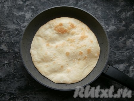 Жарить лепёшку на среднем огне минуты 3, чтобы она снизу зарумянилась, затем перевернуть.

