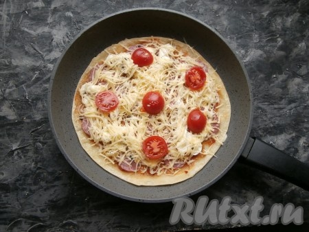 Далее немного смазать всё майонезом, посыпать сушёным базиликом и посыпать натёртым на средней (или мелкой) тёрке сыром. Сверху выложить половинки помидоров черри.