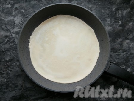 Пласт немного размороженного слоёного теста раскатать более тонко, вырезать круг по диаметру вашей сковороды (у меня сковорода диаметром 26 см). Сковороду разогреть с растительным маслом и выложить тесто.
