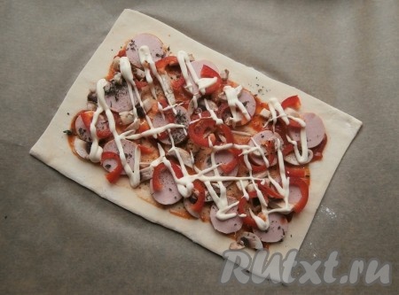 Посыпать начинку сушёным базиликом, чёрным молотым перцем и смазать майонезом.
